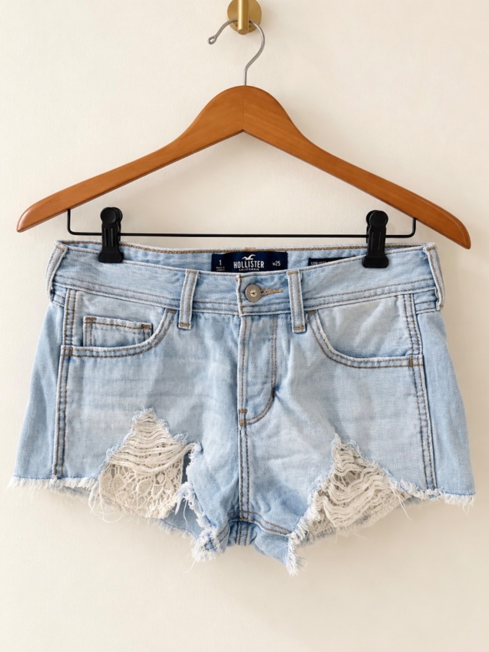 Hollister Light Wash Lace Distressed Low-Rise Boyfriend Shorts Size 1 W25